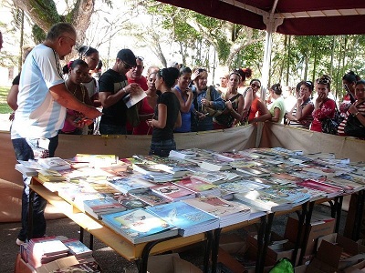Puede contener personas y libros