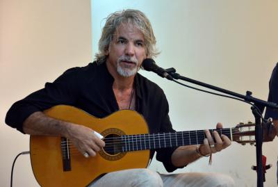 Hombre tocando la guitarra