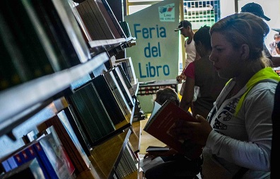 Contiene persona leyendo