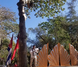 Puede contener paisaje y persona leyendo