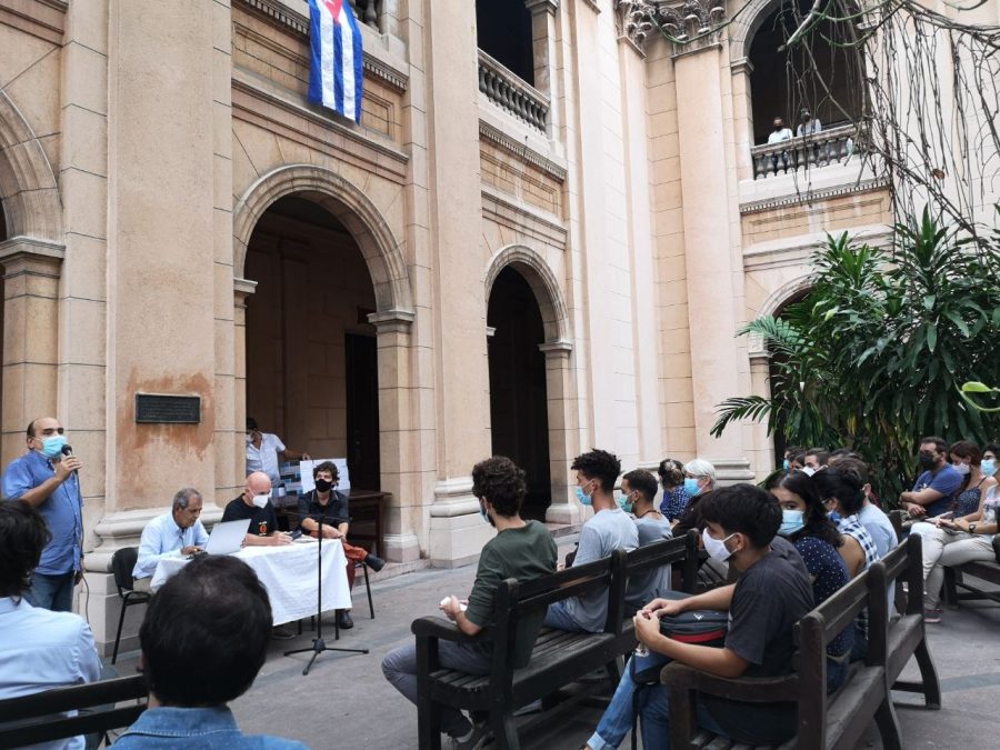 Estudiantes de primer y segundo año de la Facultad de Matemática y Computación hicieron preguntas sobre la temática en relación con sus asignaturas.