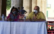 <em>Solo entre la multitud</em> en el Sábado del Libro