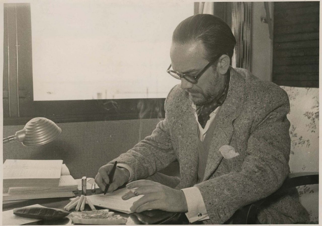 Camilo José Cela escribiendo La catira, 1954
