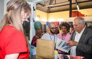 Ministro de Cultura recorre Feria del Libro en Holguín