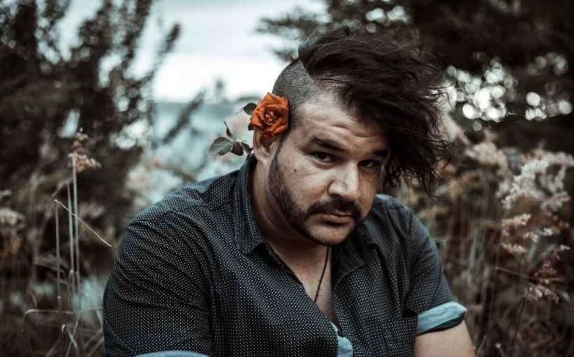 Cada hombre feliz es infeliz a su manera