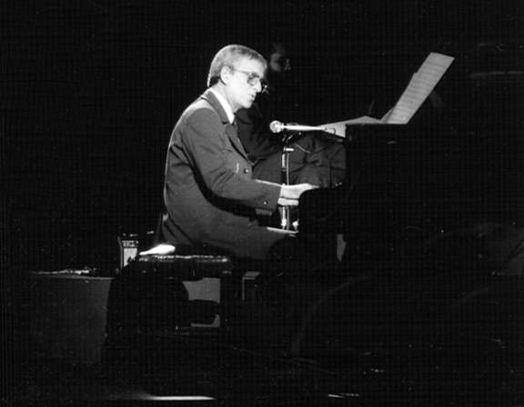 A propósito del 97 aniversario del natalicio del pianista y compositor, figura del movimiento filin cubano, Frank Domínguez, compartimos, a modo de homenaje, esta entrevista del escritor, poeta y guionista cubano, Sigfredo Ariel, que reúne conversaciones entre los años 1987-1990. 