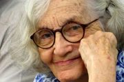 Fina lee la poesía de Martí