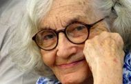 Fina lee la poesía de Martí