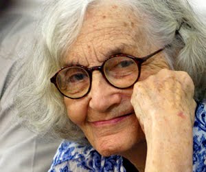 Fina lee la poesía de Martí